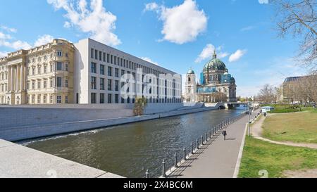 Blick von einer Brücke entlang des Humboldt-Forums zum Berliner Dom am Spreeufer Stockfoto