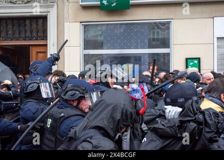 Paris, Frankreich. Mai 2024. Die Polizei schlägt die Demonstranten während der Demonstration in Paris mit Schlagstöcken. Tausende von Menschen feierten den Tag der Arbeit in Paris, Frankreich. Gewerkschaften, NGO und linke Parteien kamen zusammen, um vom Place de la Republique zum Place de la Nation zu marschieren. Die Demonstration wurde in kurzer Zeit gewalttätig. Quelle: SOPA Images Limited/Alamy Live News Stockfoto
