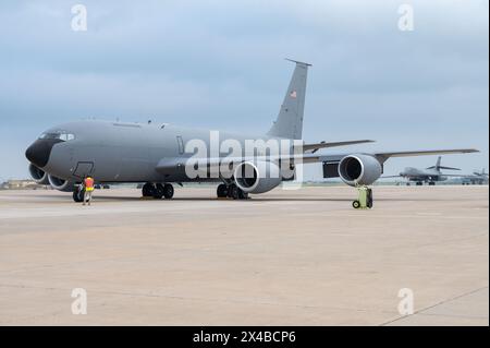 Ein Stratotanker der US-Luftwaffe KC-135, der dem 927. Luftbetankungsflügel der MacDill Air Force Base, Florida, zugeordnet ist, trifft am 1. April auf der Luftwaffenbasis Morón in Spanien ein Stockfoto