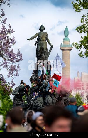 Proteste besteigen die Statue im Zentrum der Nation während des jährlichen Internationalen Arbeitertags in Paris, Frankreich am 1. Mai, Mai. Während der Proteste im Mai lauern die Pariser Straßen mit Feuerwerken und Stuntgranaten, während die Arbeiter ihre Rechte in einem Meer von Spruchbändern und Gesängen behaupten. Inmitten der Inbrunst brechen Zusammenstöße zwischen Demonstranten und Aufstandspolizisten aus, Tränengas füllt die Luft, während die Spannungen eskalieren. Die Veranstaltung unterstreicht den anhaltenden Kampf für Arbeitnehmerrechte und soziale Gerechtigkeit, während Aktivisten sich in einem kollektiven Aufruf zum Wandel auf den Straßen der französischen Hauptstadt vereinen. Stockfoto