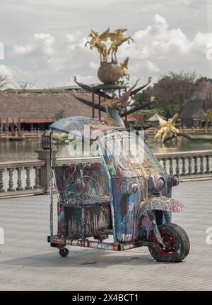 Bangkok, Thailand - 16. Juni 2023 - Öl- und Acrylgemalte Kunst auf einem in zwei Hälften geschnittenen Tuk-Tuk-Fahrzeug (Thailand Car Scooter) auf der Straße geparkt. Colo Stockfoto