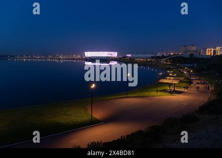 Baku. Aserbaidschan. 05.22.2021. Die Leute laufen im Park nahe dem Boyuk-Shor-See. Stockfoto