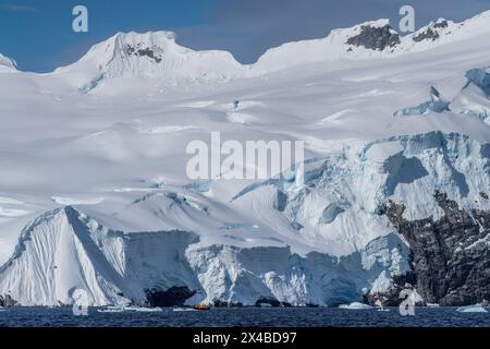 Graham Passage, Antarktische Halbinsel - 1. Februar 2024. Mit Zodiacs, antarktischer Touristenfahrt um die Gewässer der Graham Passage auf der antarktischen Halbinsel Stockfoto