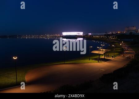 Baku. Aserbaidschan. 05.22.2021. Die Leute laufen im Park nahe dem Boyuk-Shor-See. Stockfoto