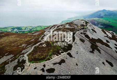 Tre’r Ceiri-Siedlungsanlage aus der Eisenzeit auf der Llyn-Halbinsel, Nordwales. 200 v. Chr. bis 400 v. Chr. Massive 4 m hohe Mauern und Hüttenkreise aus Stein. Blick nach Norden Stockfoto