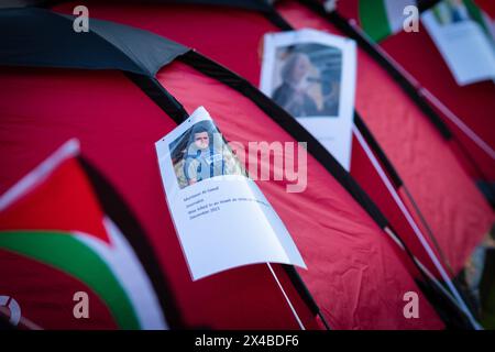 Manchester, Großbritannien. Mai 2024. Plakate sind an Zelten im Lager der University of Manchester angebracht. Studentenproteste und Campings finden auf nationaler Ebene in den Universitäten statt, um sich solidarisch über den Krieg in Gaza nach gewalttätigen Szenen auf Campus in den Vereinigten Staaten zu äußern. Quelle: SOPA Images Limited/Alamy Live News Stockfoto