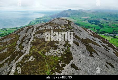 Tre’r Ceiri-Siedlungsanlage aus der Eisenzeit auf der Llyn-Halbinsel, Nordwales. 200 v. Chr. bis 400 v. Chr. Massive 4 m hohe Mauern und Hüttenkreise aus Stein. Blick nach Norden Stockfoto