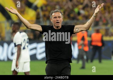 Dortmund, Allemagne. Mai 2024. PSG-Trainer Luis Enrique grüßt die Fans nach der UEFA Champions League, dem Halbfinale, dem 1. Leg-Fußballspiel zwischen Borussia Dortmund (BVB) und Paris Saint-Germain (PSG) am 1. Mai 2024 im Signal Iduna Park in Dortmund - Foto Jean Catuffe/DPPI Credit: DPPI Media/Alamy Live News Stockfoto