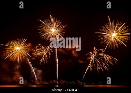 Echtes Feuerwerk-Fest, buntes Neujahrsfeuerwerk Stockfoto