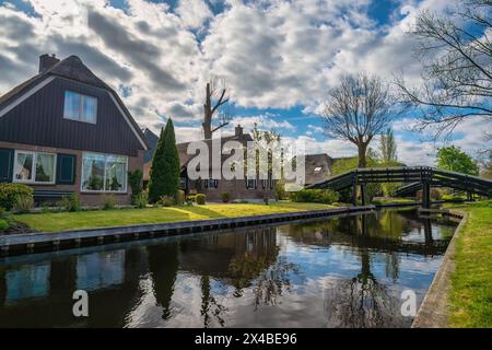 Giethoorn Niederlande, City Skyline am Kanal und traditionelles Haus im Dorf Giethoorn Stockfoto