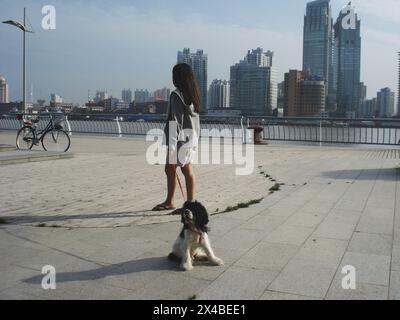 Ein gesichtsloses und namenloses Mädchen (ich), das mit meinem amerikanischen Cocker Spaniel in Shanghai, China, herumläuft Stockfoto