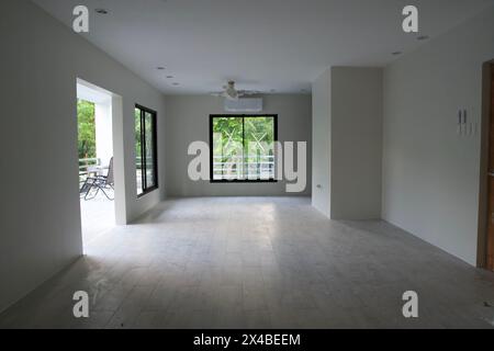 Eine neu gebaute und gebaute Schlafzimmersuite in Coron, Philippinen. Leeres Zimmer, weiße Wände Stockfoto