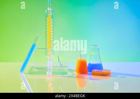 Wissenschaftliches Forschungskonzept mit Laborgeräten - erlenmeyerkolben, Reagenzglas und Petrischale mit Farbflüssigkeit, dekoriert auf grünem Farbverlauf Stockfoto