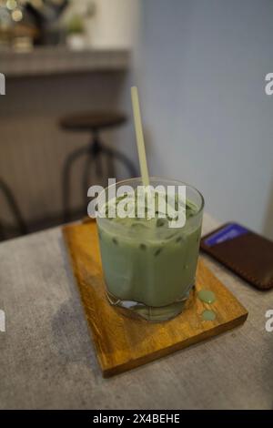 Ein Matcha-Drink in einem Café Stockfoto