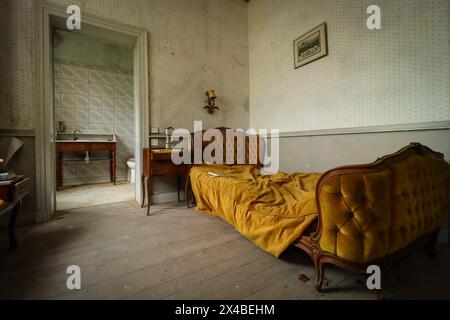 Vintage-Haus-Inneneinrichtung mit alten antiken Möbeln an einem verlorenen Ort Stockfoto