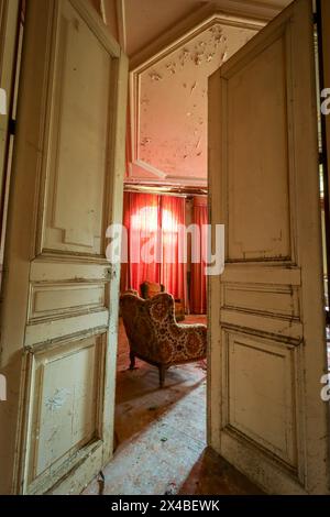 Vintage Sessel mit altem Charme in einem verlassenen Haus Stockfoto