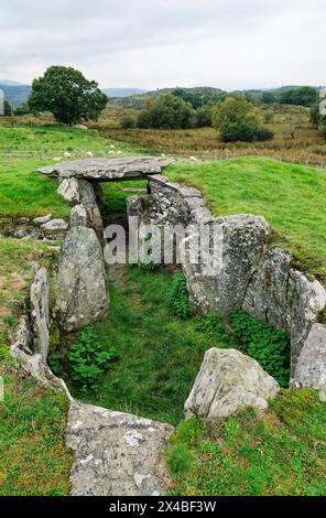 Capel Garmon neolithische Grabkammer im Severn-Cotswold-Stil. Blick über die zentralen Kammern vom östlichen gehörnten Ende des Hügels. Conwy, Wales Stockfoto