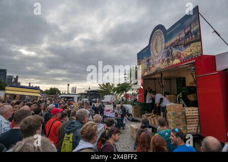 Hamburg, Deutschland - 17. Juli 2022: Touristen wandern und shoppen auf dem berühmten Hamburger Fischmarkt Stockfoto