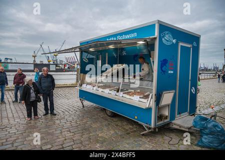 Hamburg, Deutschland - 17. Juli 2022: Fischgeschäft auf dem berühmten Hamburger Fischmarkt Stockfoto