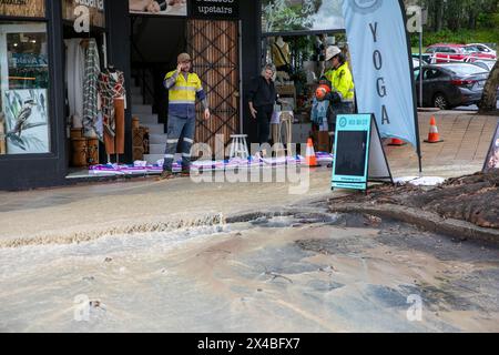 Am Donnerstag, den 2. Mai 2024, nach starken Regenfällen in Sydney und New South Wales, wurde das Sydney Village Avalon Beach teilweise überflutet, nachdem eine Wasserleitung verstopft hatte. Die Wasserversorgungsunternehmen von Sydney besuchten den Schauplatz, während die Bewohner entweder ihre Geschäfte schlossen oder Sandsäcke benutzten, um das Wasser abzulenken, Sydney, NSW, Australien. Martin Berry bei alamy Live News. Stockfoto