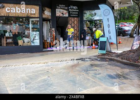 Am Donnerstag, den 2. Mai 2024, nach starken Regenfällen in Sydney und New South Wales, wurde das Sydney Village Avalon Beach teilweise überflutet, nachdem eine Wasserleitung verstopft hatte. Die Wasserversorgungsunternehmen von Sydney besuchten den Schauplatz, während die Bewohner entweder ihre Geschäfte schlossen oder Sandsäcke benutzten, um das Wasser abzulenken, Sydney, NSW, Australien. Martin Berry bei alamy Live News. Stockfoto