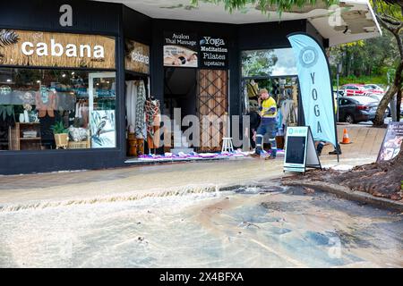 Am Donnerstag, den 2. Mai 2024, nach starken Regenfällen in Sydney und New South Wales, wurde das Sydney Village Avalon Beach teilweise überflutet, nachdem eine Wasserleitung verstopft hatte. Die Wasserversorgungsunternehmen von Sydney besuchten den Schauplatz, während die Bewohner entweder ihre Geschäfte schlossen oder Sandsäcke benutzten, um das Wasser abzulenken, Sydney, NSW, Australien. Martin Berry bei alamy Live News. Stockfoto