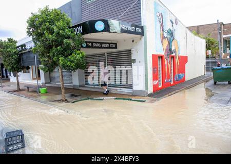 Am Donnerstag, den 2. Mai 2024, nach starken Regenfällen in Sydney und New South Wales, wurde das Sydney Village Avalon Beach teilweise überflutet, nachdem eine Wasserleitung verstopft hatte. Die Wasserversorgungsunternehmen von Sydney besuchten den Schauplatz, während die Bewohner entweder ihre Geschäfte schlossen oder Sandsäcke benutzten, um das Wasser abzulenken, Sydney, NSW, Australien. Martin Berry bei alamy Live News. Stockfoto