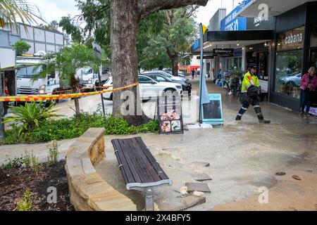 Am Donnerstag, den 2. Mai 2024, nach starken Regenfällen in Sydney und New South Wales, wurde das Sydney Village Avalon Beach teilweise überflutet, nachdem eine Wasserleitung verstopft hatte. Die Wasserversorgungsunternehmen von Sydney besuchten den Schauplatz, während die Bewohner entweder ihre Geschäfte schlossen oder Sandsäcke benutzten, um das Wasser abzulenken, Sydney, NSW, Australien. Martin Berry bei alamy Live News. Stockfoto