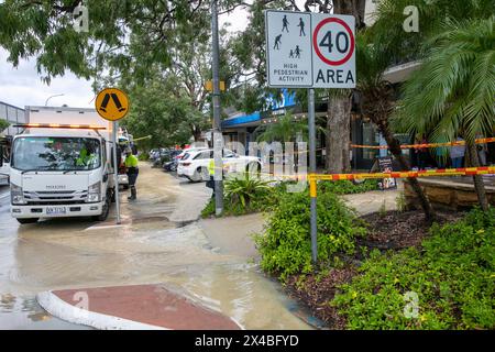 Am Donnerstag, den 2. Mai 2024, nach starken Regenfällen in Sydney und New South Wales, wurde das Sydney Village Avalon Beach teilweise überflutet, nachdem eine Wasserleitung verstopft hatte. Die Wasserversorgungsunternehmen von Sydney besuchten den Schauplatz, während die Bewohner entweder ihre Geschäfte schlossen oder Sandsäcke benutzten, um das Wasser abzulenken, Sydney, NSW, Australien. Martin Berry bei alamy Live News. Stockfoto