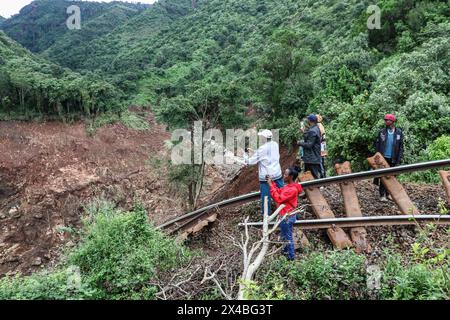 Kiambu, Kenia. Mai 2024. Die Menschen betrachten die zerstörte Eisenbahnstrecke nach einem Tunnel bergauf, der von Schutt blockiert wurde, der schnell mit Wasser gefüllt wurde, was zu einem Verlust der Mauerintegrität und schließlich zu Überschwemmungen führte, die tragische Verluste an Menschenleben, Verletzungen und umfangreichen Sachschäden flussabwärts verursachten. Die anhaltenden starken Regenfälle haben in Kenia zu weit verbreiteten Überschwemmungen geführt. (Foto: James Wakibia/SOPA Images/SIPA USA) Credit: SIPA USA/Alamy Live News Stockfoto