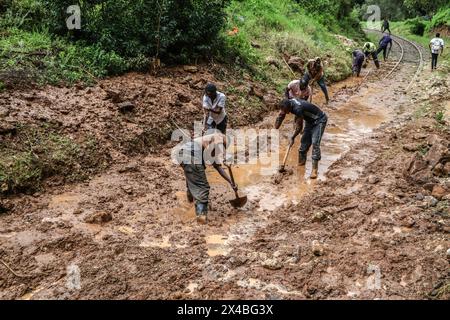 Kiambu, Kenia. Mai 2024. Arbeiter beseitigen Trümmer, die durch Erdrutsche auf die Eisenbahnstrecke nach einem starken Regenfall in Kijabe, 50 km nordwestlich von Nairobi, gefegt wurden. Die anhaltenden starken Regenfälle haben in Kenia zu weit verbreiteten Überschwemmungen geführt. (Foto: James Wakibia/SOPA Images/SIPA USA) Credit: SIPA USA/Alamy Live News Stockfoto