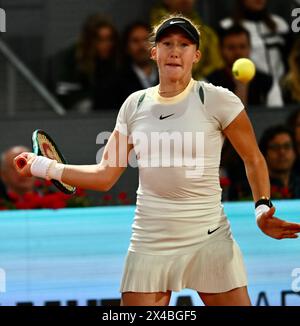 Madrid, Spanien. April 2024. KORRIGIERT DEN NAMEN Mirra Andreeva, von Russland, im Kampf gegen A. Sabalenka, von Weißrussland, während des Mutua Madrid Open Tennis Turniers am Mittwoch, 1. Mai 2024 in Madrid. Quelle: Cesar Luis de Luca/dpa/Alamy Live News Stockfoto