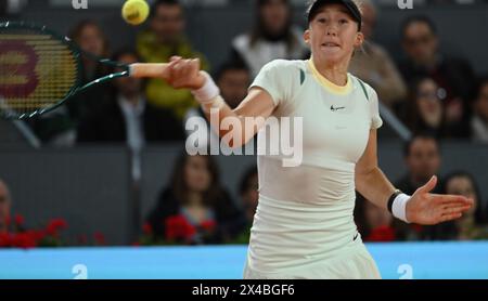 Madrid, Spanien. April 2024. KORRIGIERT DEN NAMEN Mirra Andreeva, von Russland, im Kampf gegen A. Sabalenka, von Weißrussland, während des Mutua Madrid Open Tennis Turniers am Mittwoch, 1. Mai 2024 in Madrid. Quelle: Cesar Luis de Luca/dpa/Alamy Live News Stockfoto