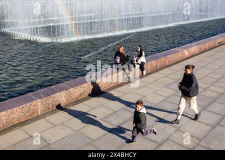 St. Petersburg, Russland. Mai 2024. Die Menschen entspannen sich an einem heißen Tag in St. Petersburg in der Nähe des Brunnenkomplexes auf dem Moskowskaja-Platz. (Foto von Artem Priakhin/SOPA Images/SIPA USA) Credit: SIPA USA/Alamy Live News Stockfoto