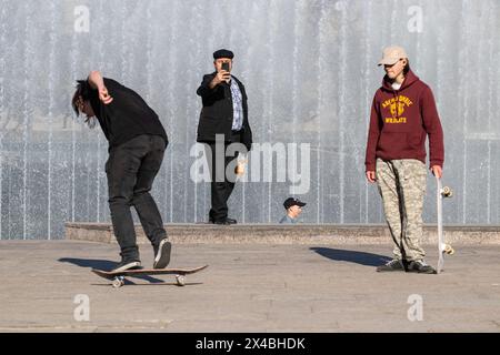 St. Petersburg, Russland. Mai 2024. An einem heißen Tag in St. Petersburg fährt ein Mann auf dem Moskowskaja-Platz vor der Kulisse des Brunnenkomplexes Skateboarden. (Foto von Artem Priakhin/SOPA Images/SIPA USA) Credit: SIPA USA/Alamy Live News Stockfoto