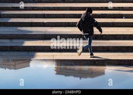 St. Petersburg, Russland. Mai 2024. Ein Junge läuft an einem heißen Tag in St. Petersburg die Treppe hoch. Quelle: SOPA Images Limited/Alamy Live News Stockfoto