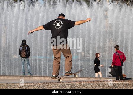 St. Petersburg, Russland. Mai 2024. An einem heißen Tag in St. Petersburg fährt ein Mann auf dem Moskowskaja-Platz vor der Kulisse des Brunnenkomplexes Skateboarden. Quelle: SOPA Images Limited/Alamy Live News Stockfoto