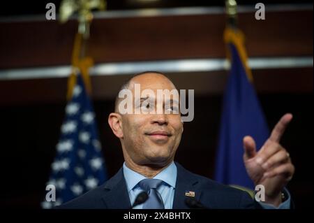 Washington, Usa. Mai 2024. Hakeem Jeffries (Demokrat von New York), der Minderheitenführer des Repräsentantenhauses der Vereinigten Staaten, kommentiert während seiner wöchentlichen Pressekonferenz im US-Kapitol in Washington, DC, USA, Mittwoch, den 1. Mai. 2024. Foto von Rod Lamkey/CNP/ABACAPRESS. COM Credit: Abaca Press/Alamy Live News Stockfoto