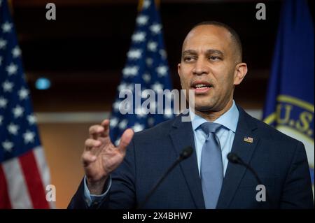 Washington, Usa. Mai 2024. Hakeem Jeffries (Demokrat von New York), der Minderheitenführer des Repräsentantenhauses der Vereinigten Staaten, kommentiert während seiner wöchentlichen Pressekonferenz im US-Kapitol in Washington, DC, USA, Mittwoch, den 1. Mai. 2024. Foto von Rod Lamkey/CNP/ABACAPRESS. COM Credit: Abaca Press/Alamy Live News Stockfoto