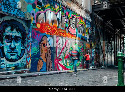 MELBOURNE, AUSTRALIEN - 12. APRIL 2024: Graffiti und Street Art in der Hosier Lane Stockfoto