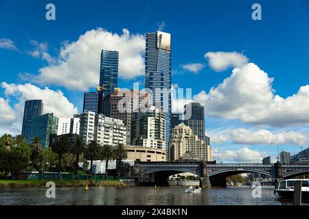 MELBOURNE, AUSTRALIEN - 12. APRIL 2024: Blick auf die Princes Bridge und das CBD Stockfoto