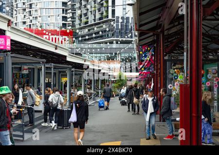 MELBOURNE, AUSTRALIEN - 12. APRIL 2024: Besucher kaufen auf dem Queen Victoria Market ein Stockfoto