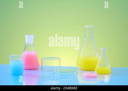 Laborthema mit Laborglas und transparenten Podesten, dekoriert auf grünem Hintergrund mit Farbverlauf. Vorderansicht, mit Farblösung gefüllte erlenmeyerkolben. Stockfoto