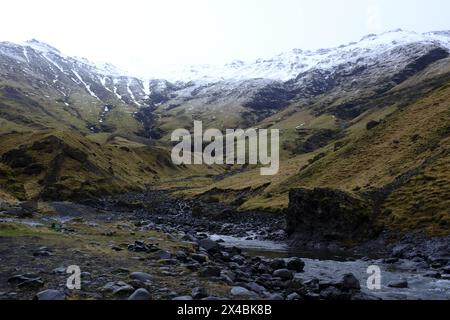 Landschaft in der Nähe von Seljavallalaug Pool, einem natürlich beheizten Schwimmbad, etwa zehn Kilometer östlich von Ásólfsskáli Stockfoto