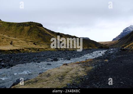 Landschaft in der Nähe von Seljavallalaug Pool, einem natürlich beheizten Schwimmbad, etwa zehn Kilometer östlich von Ásólfsskáli Stockfoto