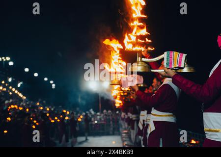 Ganga Aarti im Triveni Ghat in Rishikesh Stockfoto