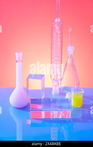Szene für Werbemittel mit Laborgerätekonzept. Laborglaswaren dekoriert mit transparenten Glaspodien auf farbigem Hintergrund. Stockfoto