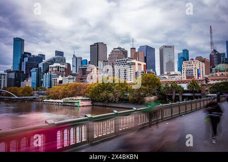 Blick von der Princes Bridge an einem bewölkten Tag, kurz bevor der Regen einsetzt. Stockfoto