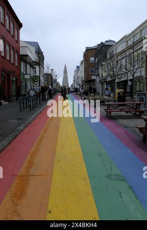 Skolavoerdustigur Street, die Regenbogenstraße in Reykjavík, Island Stockfoto