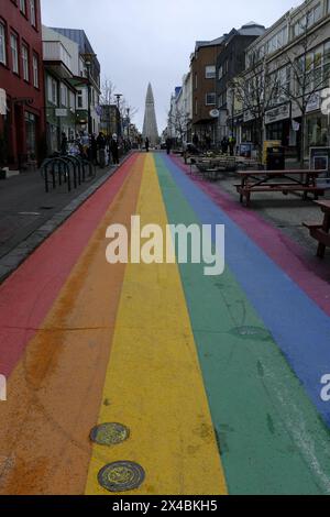 Skolavoerdustigur Street, die Regenbogenstraße in Reykjavík, Island Stockfoto